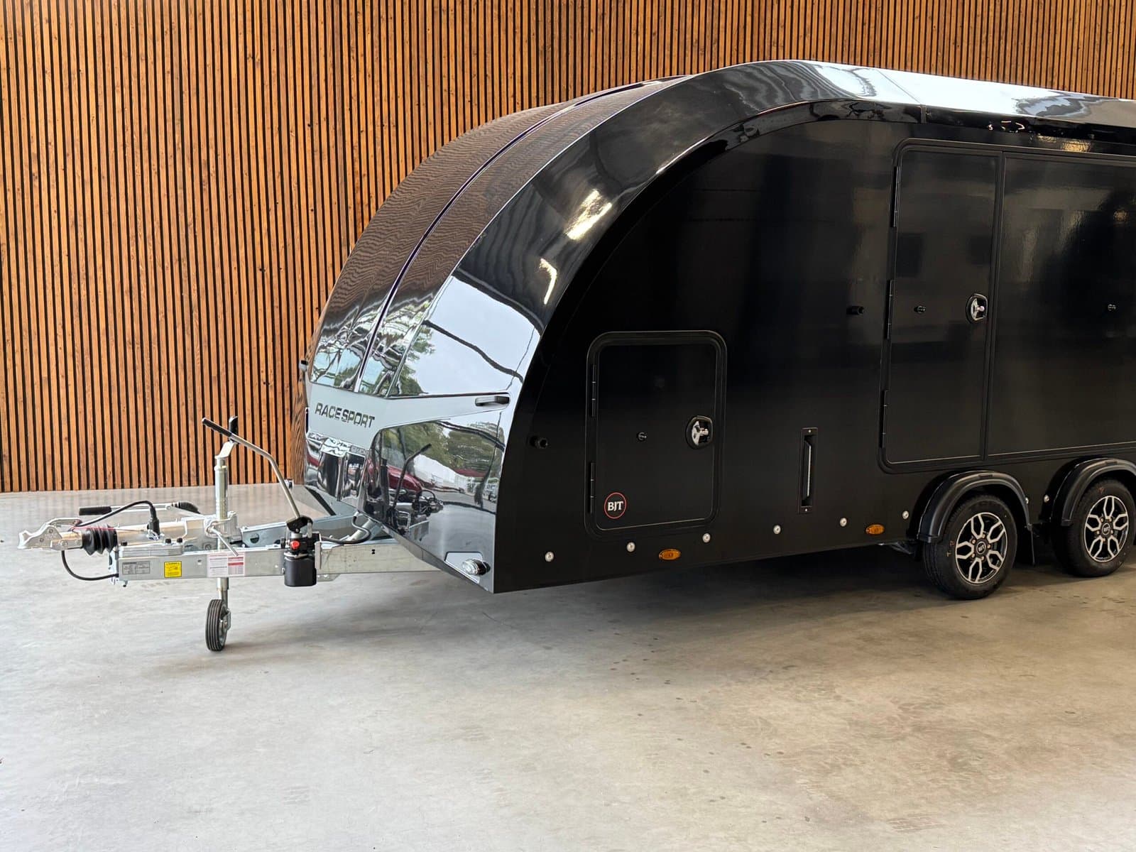 Brian James Race Sport 550×210 2-as 12 inch 3500kg Black Body