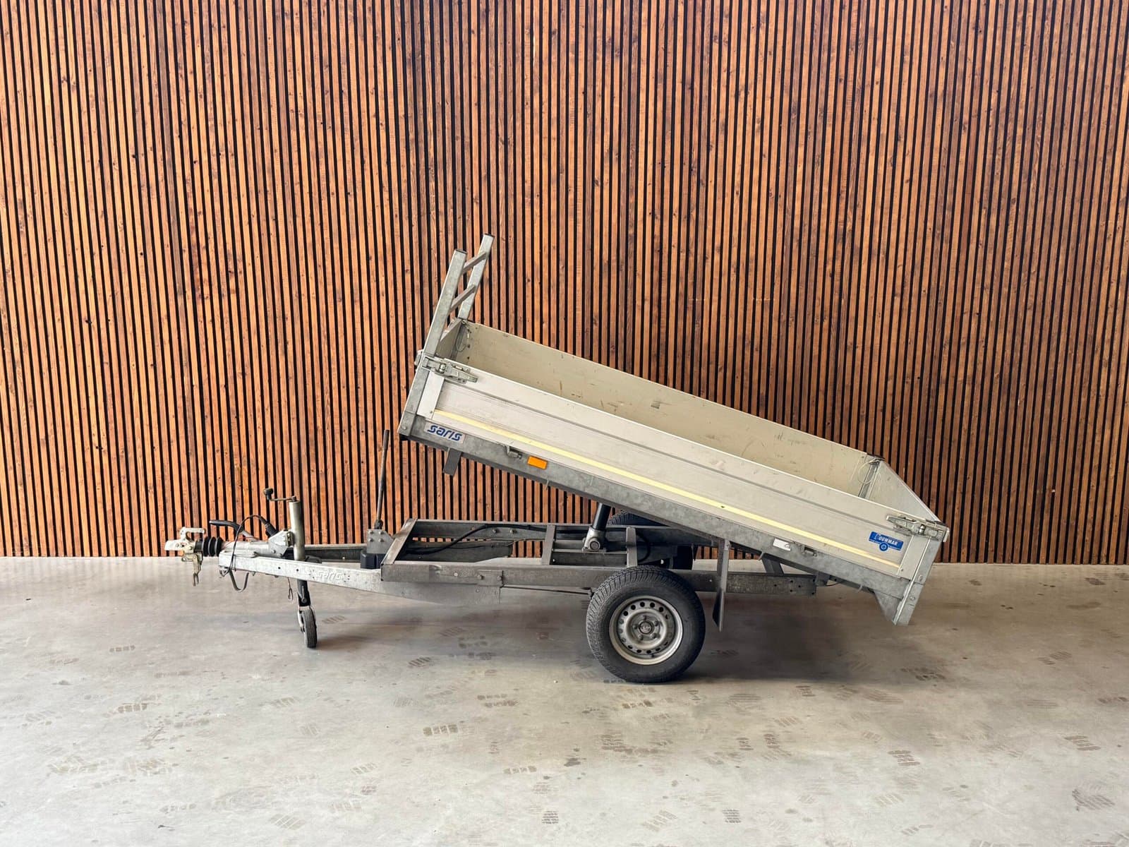 Saris kipper 255×135 1400kg enkelas - Afbeelding 1