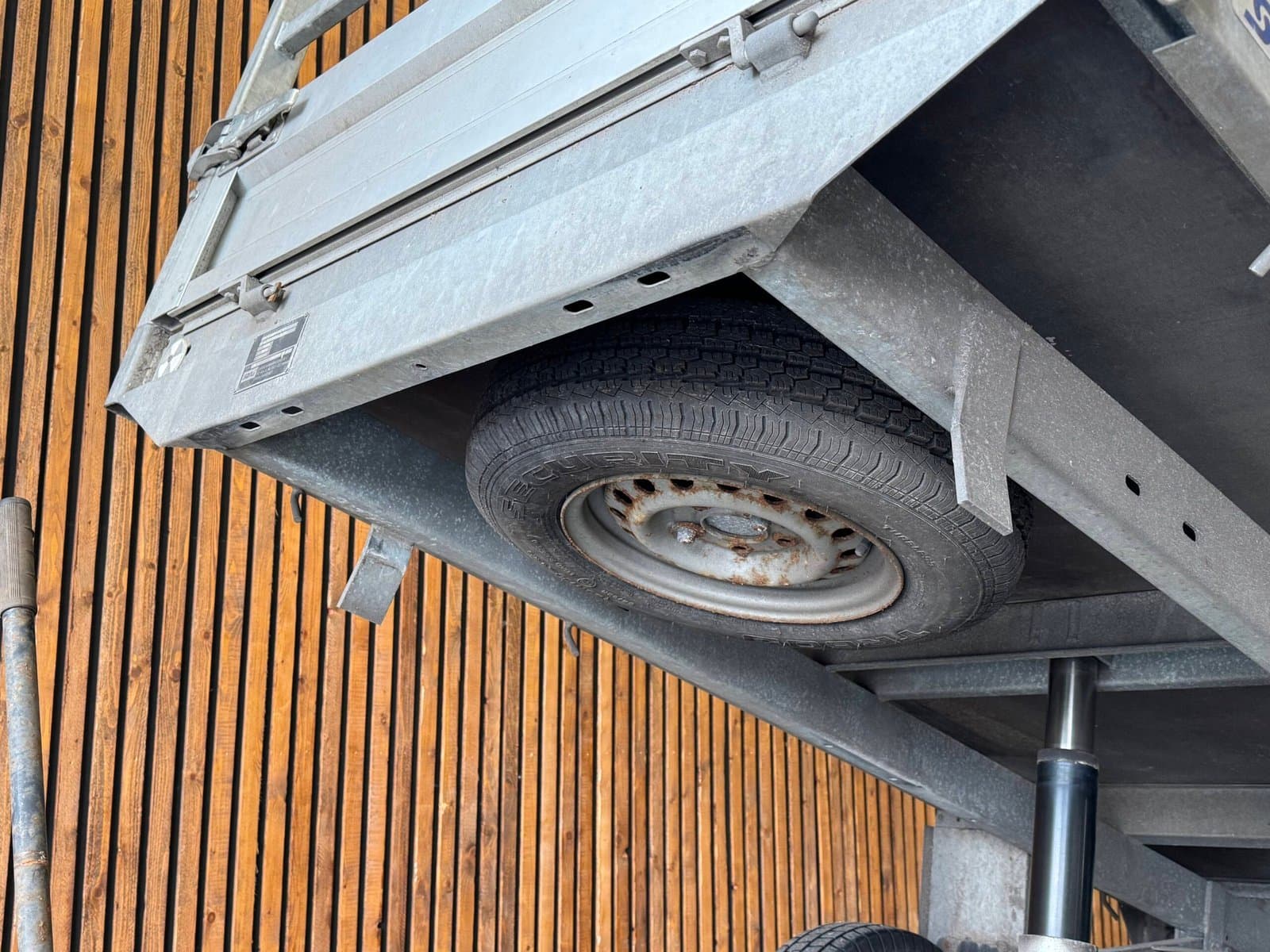 Saris kipper 255×135 1400kg enkelas