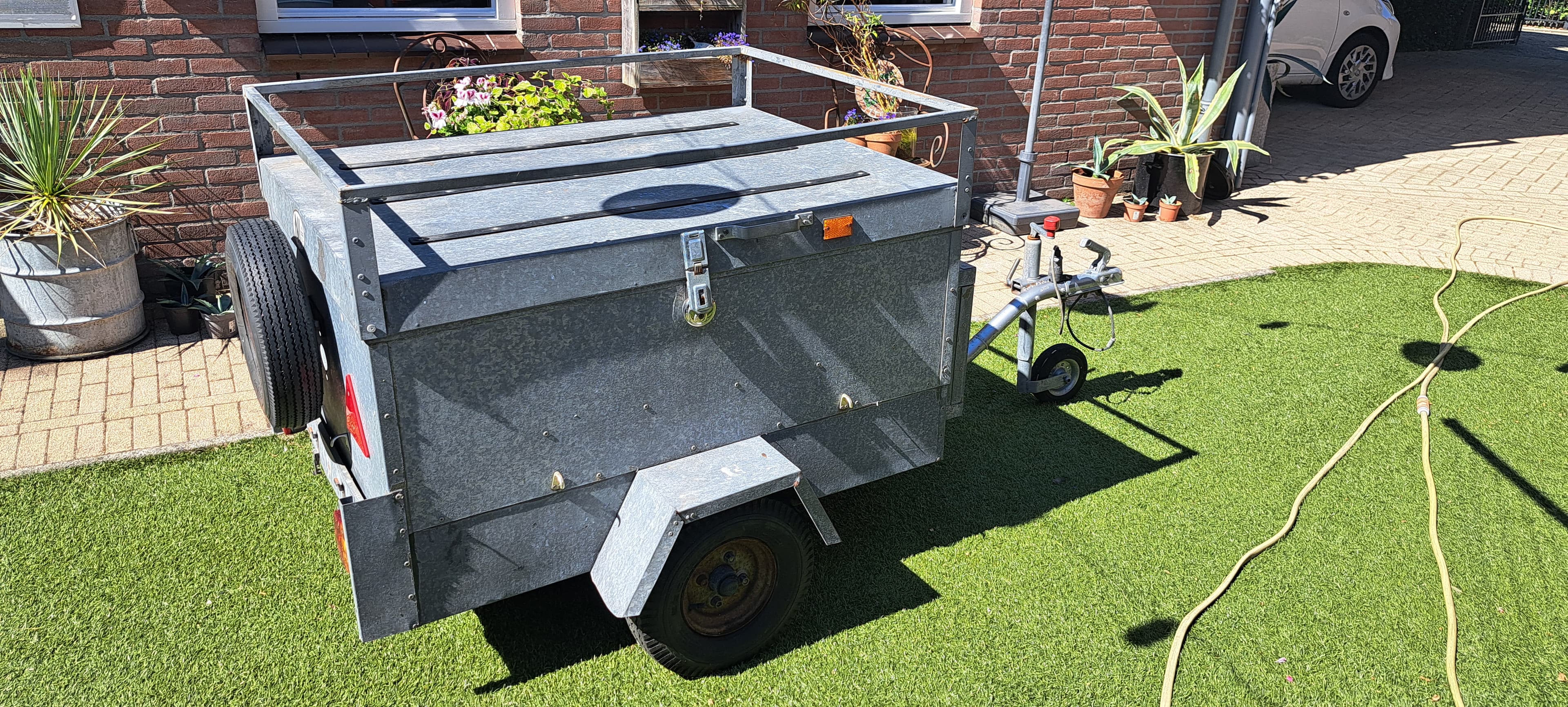 Robuuste aanhangwagen met klep - Afbeelding 1